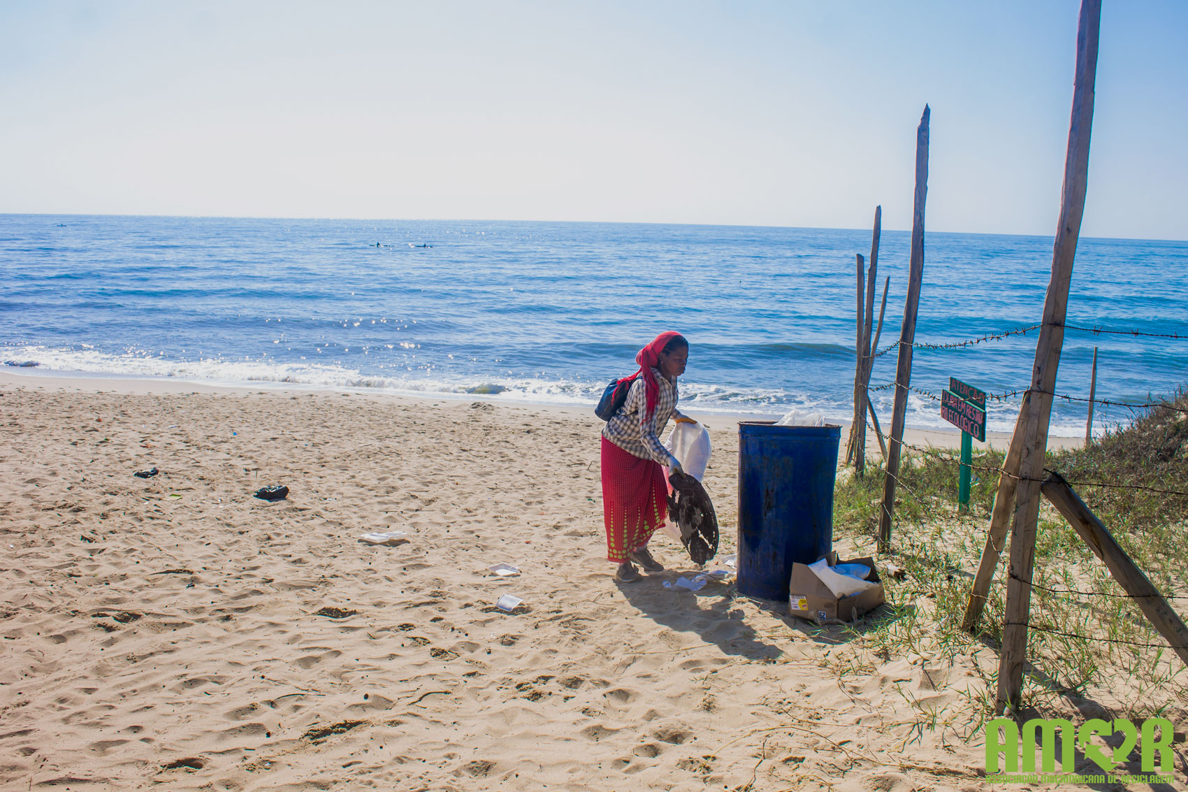 Removing plastic waste from a Mozambican beach. © AMOR – Associação Moçambicana de Reciclagem v2